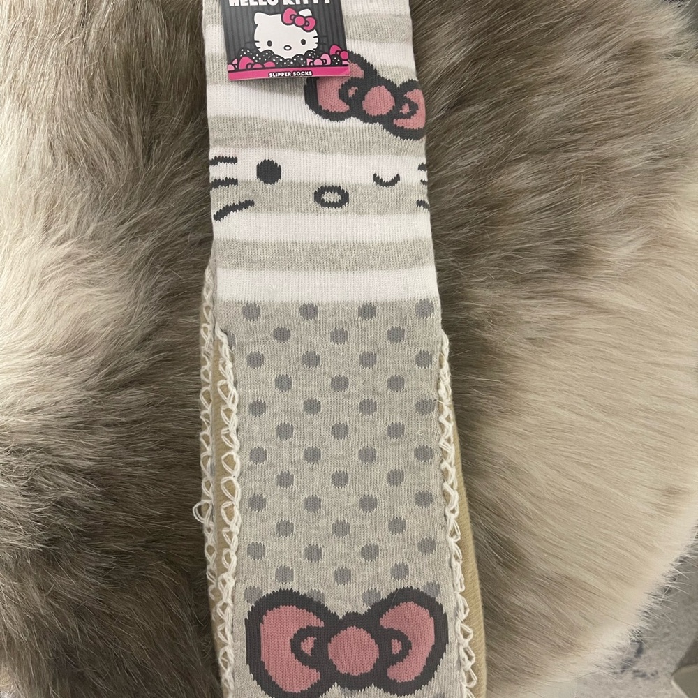 HELLO KITTY SLIPPER SOCKS- NWT- M/L 7.5-10